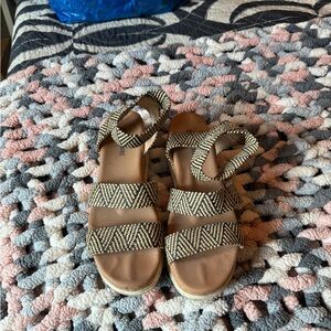 Cushionaire Black and Tan Woven Sandals